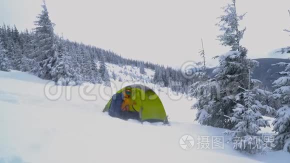 一个背着背包的人在冬天的山里旅行