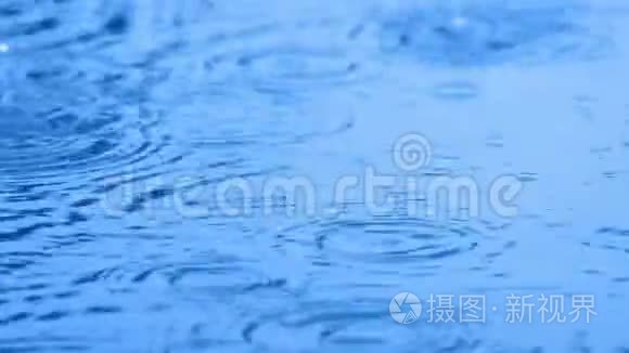 雨水溅在水的特写上视频