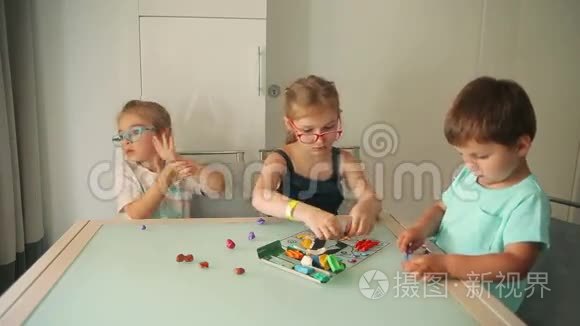 由橡皮泥制成的儿童模具视频