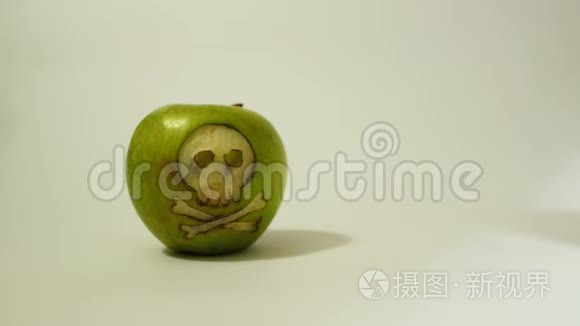注射器插入一个绿色苹果与雕刻的头骨，代表性的图像使用转基因物质在食品中