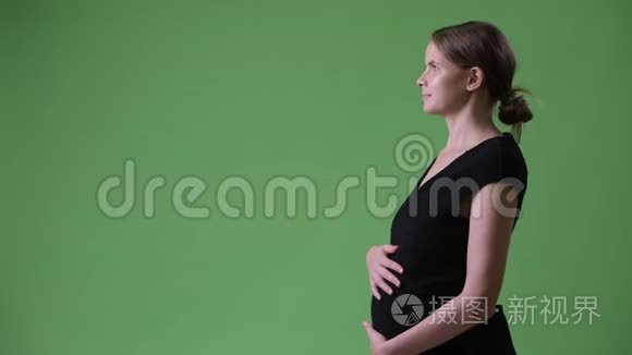 年轻快乐怀孕女商人的形象视频
