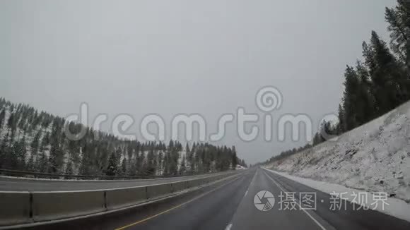 半卡车在寒冷的冬季公路上通行视频