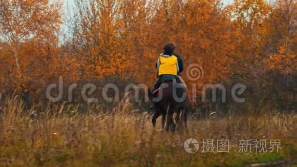 两个女人在秋天的大自然中骑马视频