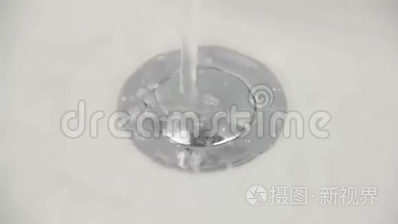 水槽中的水排水视频