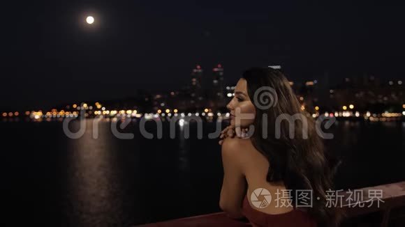 夜城美丽的旅游女性.