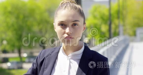 穿正式服装的女学生视频