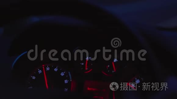 汽车驾驶时的汽车仪表盘，控制面板在黑暗中