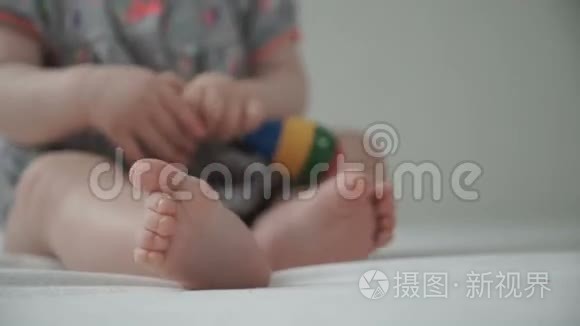 一个小孩玩拨浪鼓视频