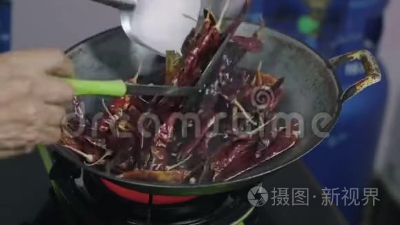 用平底锅煮干红辣椒