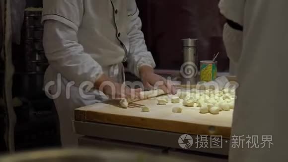 手工拍摄的中国厨师烹饪著名的中国饺子与各种填充。 游中国概念.. 中文