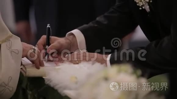 在教堂举行婚礼，新郎新娘签名