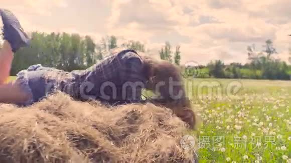 夏天躺在干草堆上的年轻女子