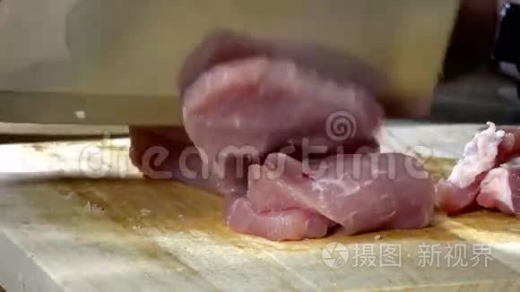 生猪肉切成块视频