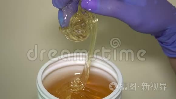 用手手套演示糖膏的吓唬大师视频