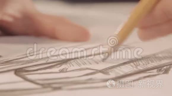 女孩在纸上画一支铅笔。 特写