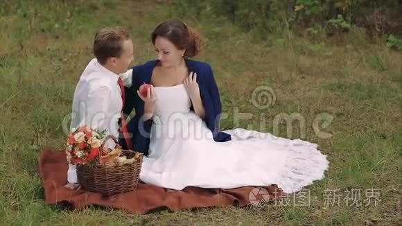 快乐的年轻夫妇在秋天公园野餐视频