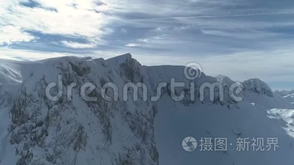 飞越杜米托山上白雪皑皑的山峰视频