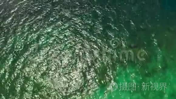 海岸附近干净海水的俯视图视频