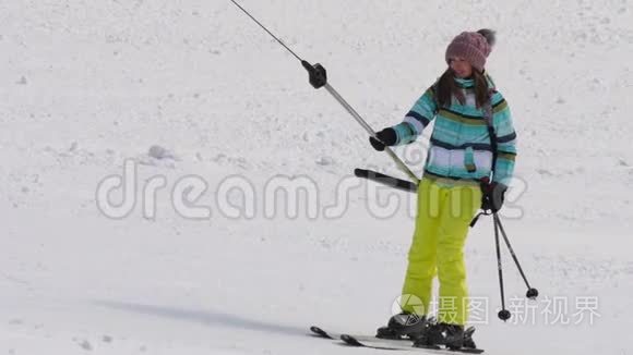 业余滑雪女孩搭电梯视频