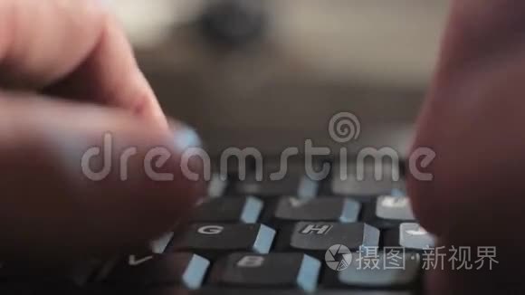 手在英文电脑键盘上打字视频