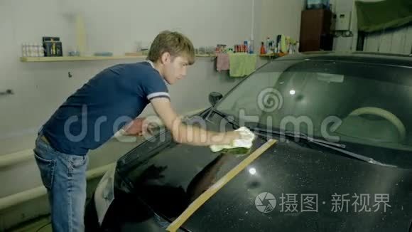 工人用特殊工具擦亮黑色汽车视频