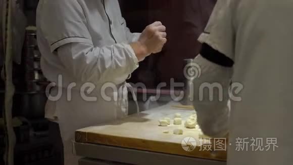 手工拍摄的中国厨师烹饪著名的中国饺子与各种填充。 游中国概念.. 中文