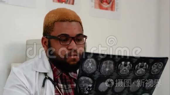 担心男医生对脑部X光检查结果不满意