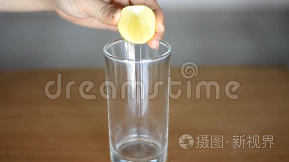 女人榨柠檬汁视频