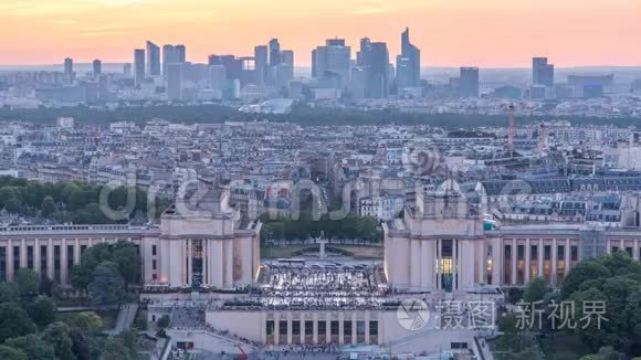 从巴黎的埃菲尔铁塔可以看到从特罗卡德罗到夜晚的空中景色