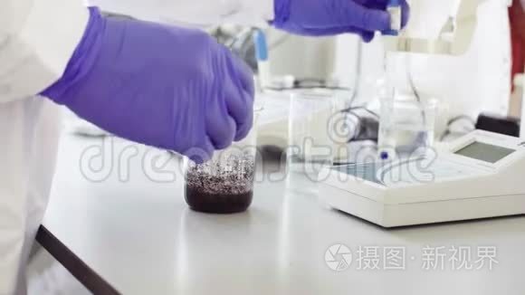 科学家测量样本pH的手