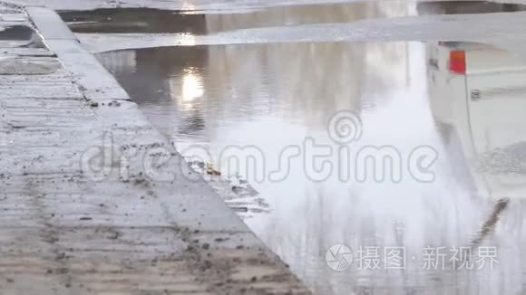 汽车雨大水坑从车轮喷水视频