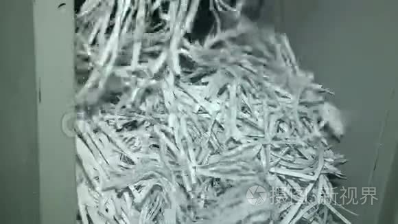 工业碎纸机销毁纸张的过程视频