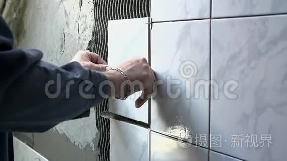 陶瓷把瓷砖贴在墙上视频