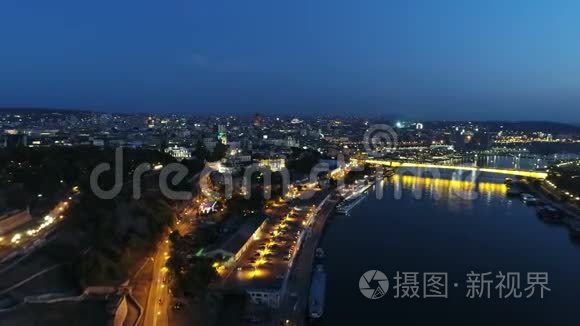 城市中一条河的夜景视频