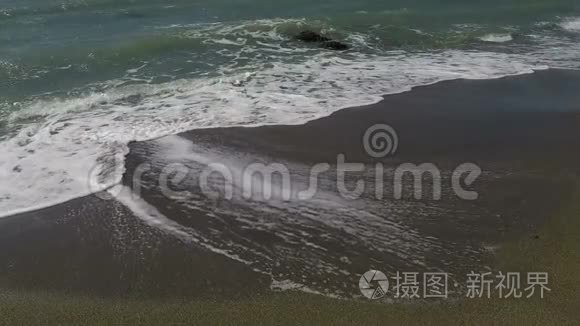 浪在沙滩上.