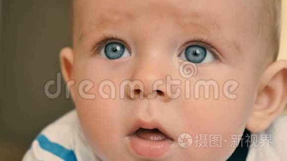 可爱的蓝眼睛宝宝哭的肖像视频