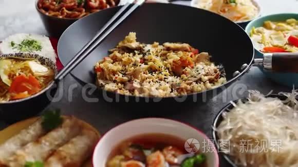 彩色餐具中的亚洲东方食物成分视频