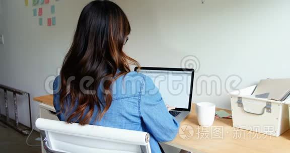 女高管用白色笔记本电脑喝咖啡