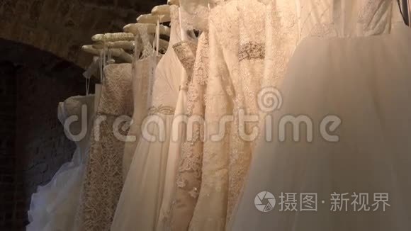 在光线昏暗的商店里穿婚纱视频