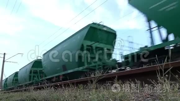 绿色货车正沿着铁路行驶视频