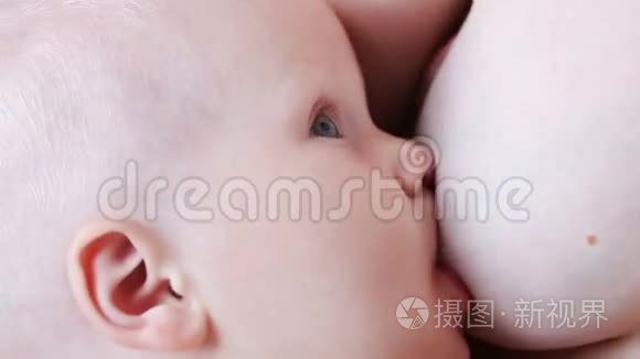 婴儿吮吸妈妈的乳房