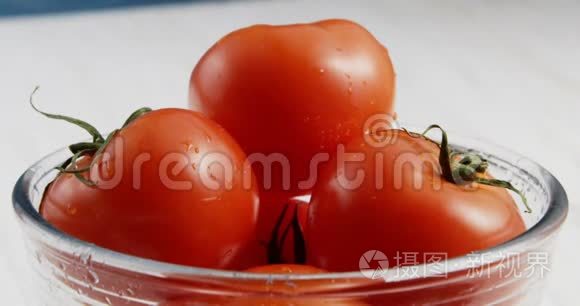 在碗里洗西红柿的特写视频