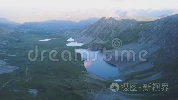 以湖泊为背景的山峰鸟瞰。 神奇的山景和池塘