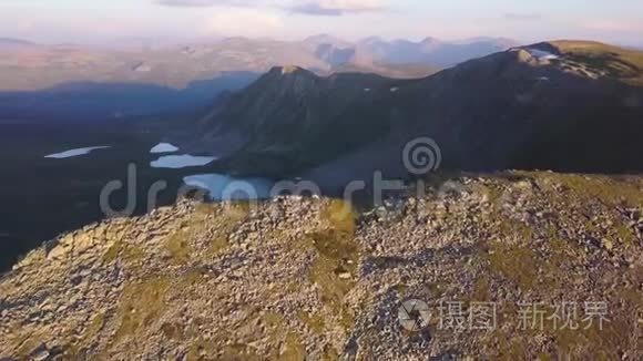 山湖鸟瞰图.. 剪辑。 美丽的全景山地景观与惊人的池塘。 一架四翼飞机