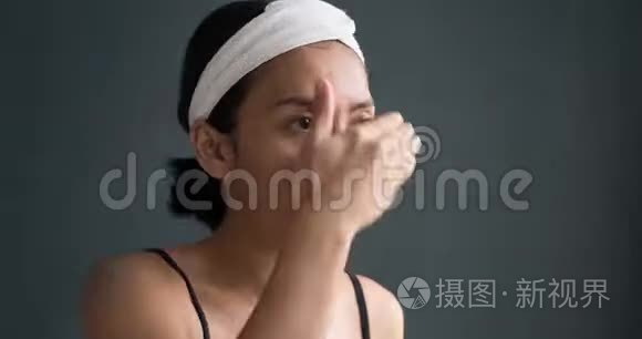 女人脸上涂着吓人的僵尸妆视频