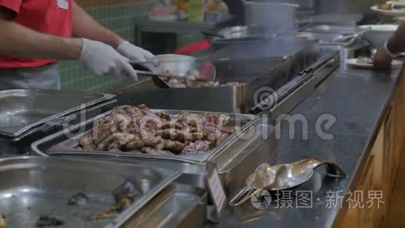 厨师在饭店餐厅的厨房烧肉视频