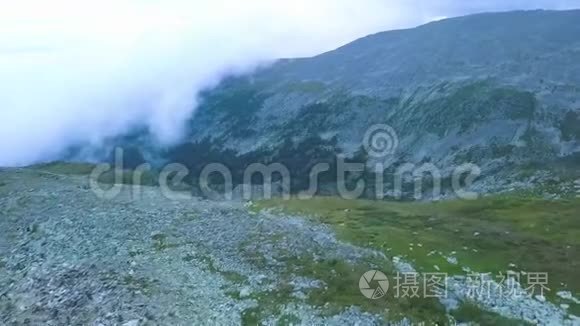 以湖泊为背景的山峰鸟瞰。 神奇的山景和池塘