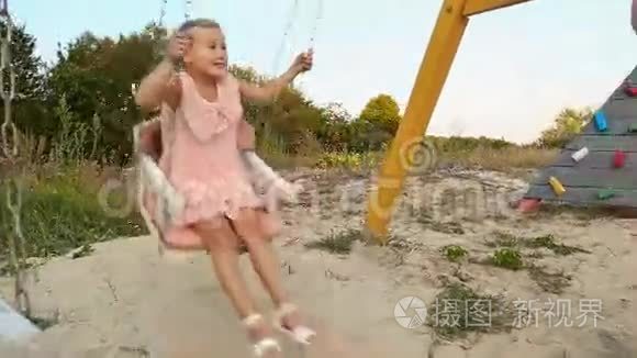 妈妈把女儿卷在秋千上视频