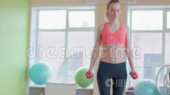 坚定的女人减肥和哑铃锻炼视频