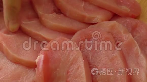 生火鸡胸肉牛排视频